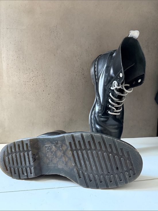 Dr. Martens Black Leather Lace-Up Boots with Light Gray Laces main image 3